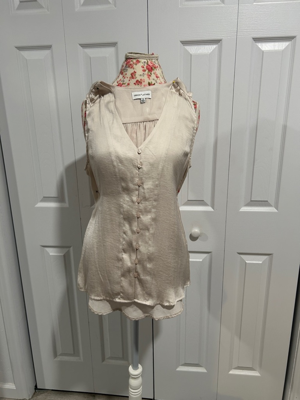 Gibson Latimer Cream Sleeveless V-Neck Button-Front top